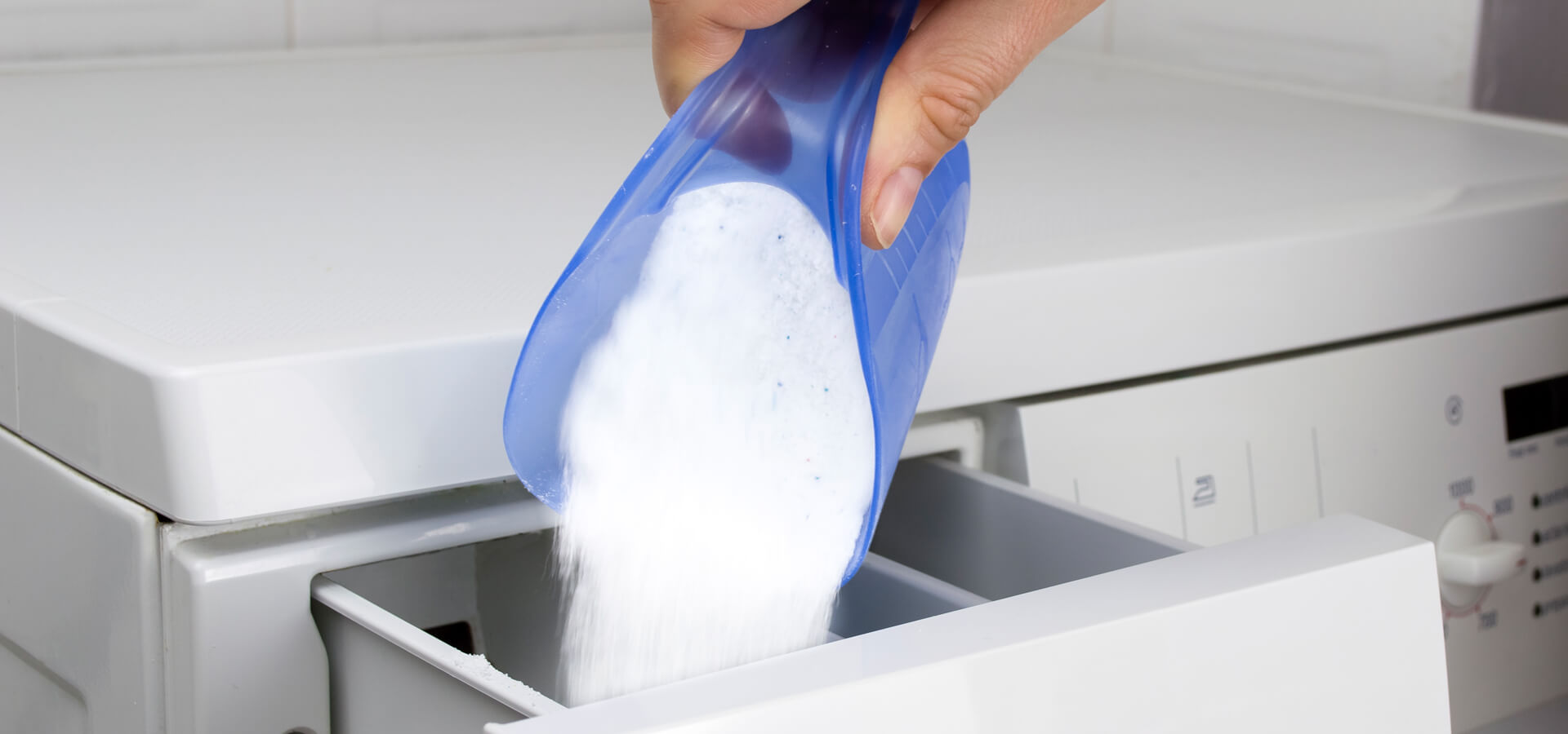 засыпает порошок в машинку. засыпьте порошок стиральную машину. джинсы в стиральной машине. гель для стирки в барабан. засыпать порошок в барабан.